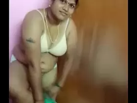 Chennai Desi Bhabhi aunty removing her bra and dress
